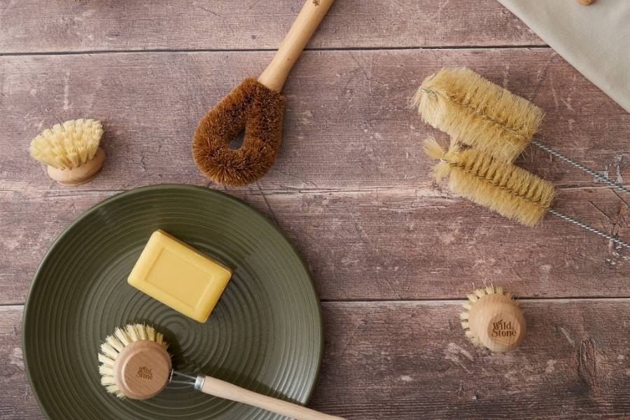 Dish Brushes vs Sponges: Which is Better for Washing Up?